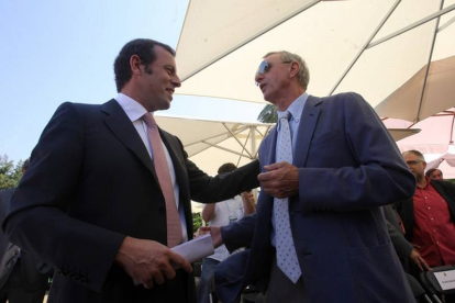 Sandro Rosell y Johan Cruyff, en julio del 2010.