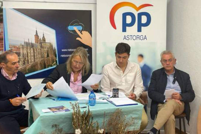 La diputada nacional, junto a los responsables del PP en Astorga, ayer. DL