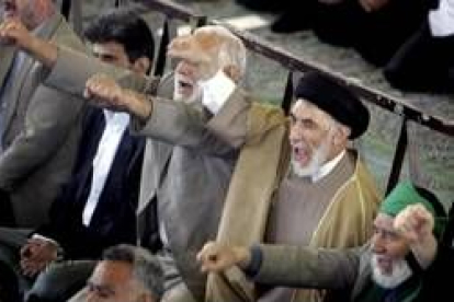 Fieles iraníes lanzan proclamas en favor de su programa nuclear durante la oración del viernes