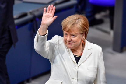 Merkel saluda a su llegada a la sesión del Bundestag para ser investida una vez más cancillera alemana.