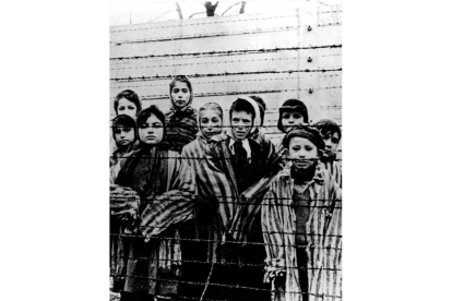 Un grupo de niños en un campo de concentración nazi que fue liberado por los rusos