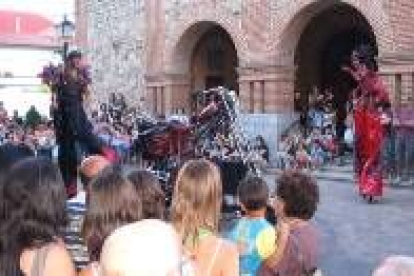 Un momento de la actuación de los madrileños Industrial Teatrera en la Plaza Mayor