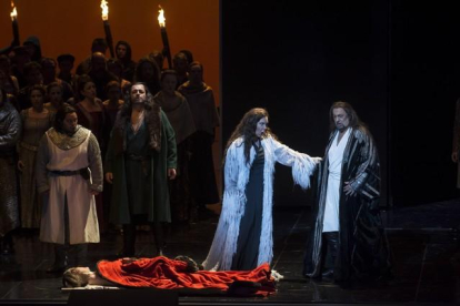 Plácido Domingo (derecha), en un momento del montaje de 'Macbeth'.
