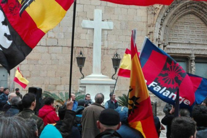 Concentración franquista ante la Cruz de los Caídos de Callosa de Segura (Alicante).