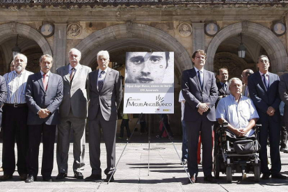 Minuto de silencio encabezado ayer por el alcalde de Salamanca.