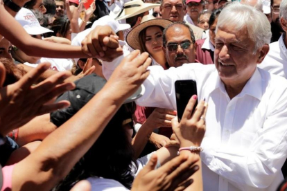 Andrés Manuel López Obrador saluda a simpatizantes  en la ciudad de Zitacuaro, en el estado mexicano de Michoacán.