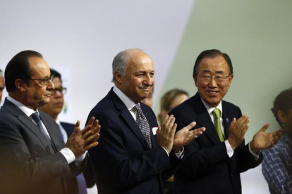 Hollande, Fabius y Ban Ki-moon, en la presentación de la propuesta de acuerdo de la cumbre del clima de París.
