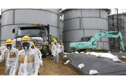 Miembros de la NRA inspeccionan la planta nuclear de Daiichi en Fukushima.