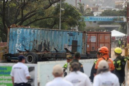 El puente Simón Bolívar entre Colombia y Venezuela permanece bloqueado.