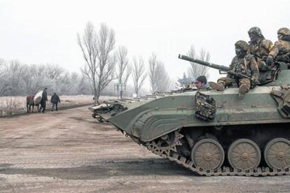 Fuerzas ucranianas se dirigen en un blindado hacia Debaltseve, en la región de Donetsk, ayer, horas antes de que entrara en vigor el alto el fuego.