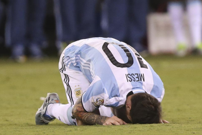 Leo Messi se lamenta tras fallar el penalti frente a Chile.