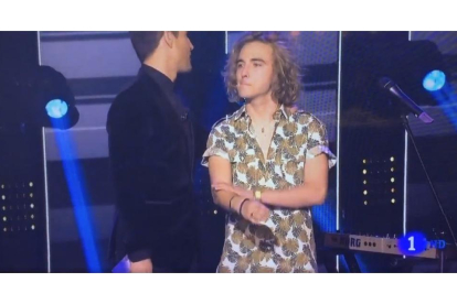 Captura del momento en que Manel Navarro hace un corte de mangas al público en la gala Objetivo Eurovisión.