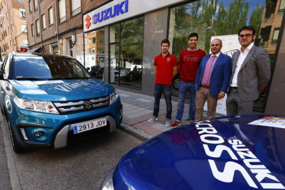 El acto de entrega en La Serna 4x4 de los dos Suzuki de que dispondrá la Selección en León.