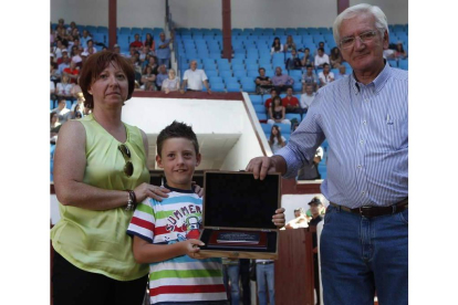 Ana Díez y Héctor Cabezas, con la placa con la que el mundo del toreo homenajeó a su padre.
