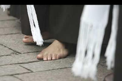 Muchos cogrades realizan las procesiones descalzos, desafiando al frio y a posibles cortes en los piés, lo que da una idea de la devoción con la que afrontan la penitencia.