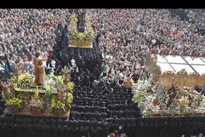 La Semana Santa de León alcanzó su punto más álgido en la mañana del Viernes Santo, durante la celebración de la procesión de los Pasos, organizada por la emblemática cofradía del Dulce Nombre de Jesús Nazareno.