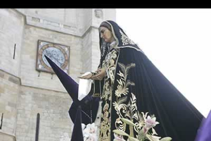 Imagen de la Virgen en la procesión del encuentro.