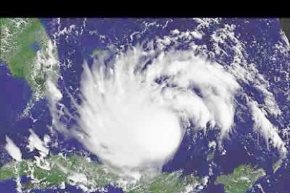 El huracán Rita se ha transformado en huracán con vientos máximos sostenidos de 120 kilómetros por hora, tras pasar sobre aguas más cálidas, con temperaturas de unos 32 grados centígrados.
