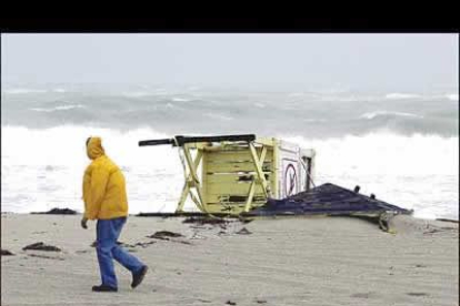 En Cayo Hueso ha levantado olas de tres metros de altura y torbellinos de arena en las playas.