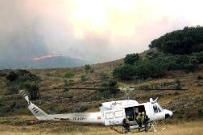 La brigadas de extinción, a punto de montar en el helicóptero el día del incendio en el Curueño