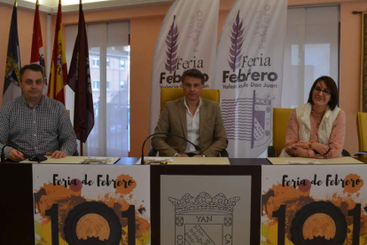 Gavilanes, Regadera y García, ayer durante la presentación de la Feria de Febrero. MEDINA
