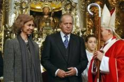 Los Reyes acompañados por el arzobispo de Santiago, Julian Barrio, tras el acto en Santiago