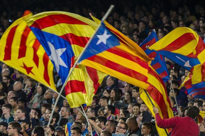 Varias 'estelades' ondean en el Camp Nou durante el partido entre el Barça y el Eibar.