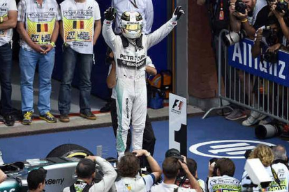 Lewis Hamilton celebrando su victoria en el circuito de Spa-Francorchamps, después del Gran Premio de F-1 en Bélgica.