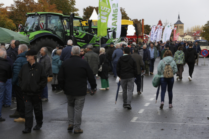 El grueso de la feria se concentra en la avenida de la Constitución, que este sábado estaba plagada de gente. FERNANDO OTERO