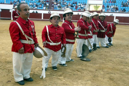 Pepín (izquierda), en la plaza de toros de León, antes de comenzar una actuación.