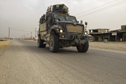 Un camión a su paso por Bazuaia lleva refuerzos del Ejército iraquí a Mosul. EDU MARÍN