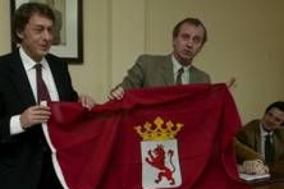 El presidente de la Diputación entrega la bandera al alcalde