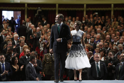 El rey Felipe V, y la reina Letizia llegan al teatro Campoamor para la entrega de los Princesa de Asturias. CHEMA MOYA