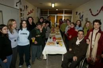 Los discapacitados y el personal de Aspaym durante el acto social