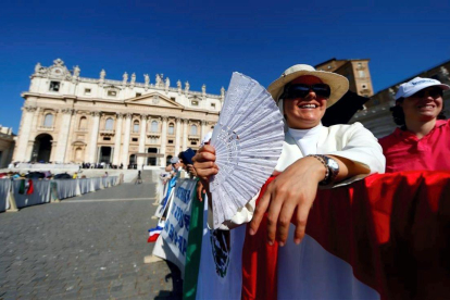 Un grupo de fieles esperan a la audiencia general en la plaza de San Pedro de El Vaticano. / YARA NARDI (REUTERS)
