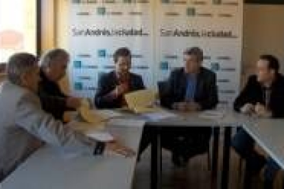 Martínez firma con los propietarios de Vinos y Licores Cándido González la cesión de los terrenos