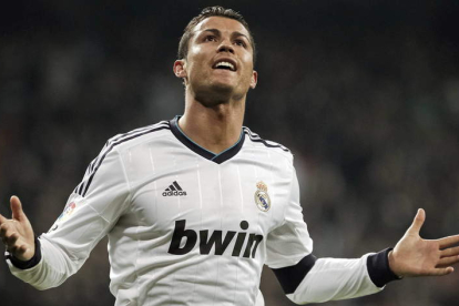 El delantero portugués del Real Madrid Cristiano Ronaldo celebra su primer gol durante el partido frente a la Real Sociedad correspondiente al partido que abrió el año en el estadio Santiago Bernabéu.