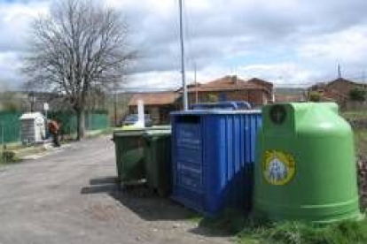 Una de las nuevas zonas de recogida selectiva, en Santibáñez