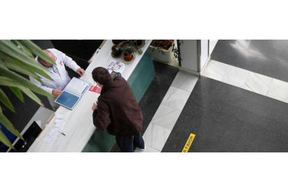 Un paciente es atendido en la entrada de un centro de salud. DL