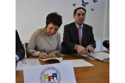 Teresa Rodríguez firma la ayuda junto a Pablo Sancho, de La Caixa .
