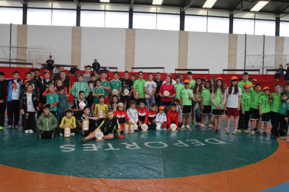 Vencedores y participantes en el Interescuelas de la Diputación celebrado en Mansilla.