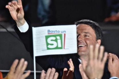 Renzi saluda a sus seguidores tras un discurso durante la campaña por el 'sí' en el referéndum constitucional, en Florencia, el 2 de diciembre.