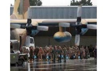 WEl contingente de 455 soldados minutos antes de partir en el aeropuerto de Lavacolla en Santiago