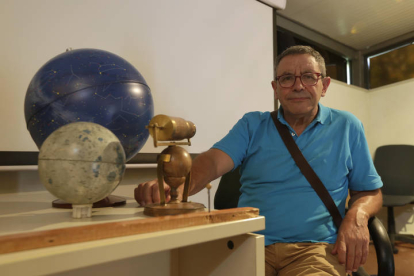 Pepe Gavilanes, presidente de la asociación leonesa de astronomía.  FERNANDO OTERO