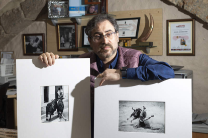 El fotógrafo Manolo Navarro, con dos de las fotografías con las que ganó el premio. DOMENECH CASTELLÓ