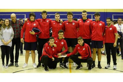 Dos de los tres equipos de base del Abanca Ademar posan tras conquistar el oro en el torneo. JESÚS F. SALVADORES