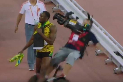 El momento en el que Bolt es embestido.