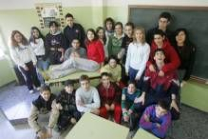 Alumnos y alumnas del instituto roblano posan en una de las aulas durante el recreo