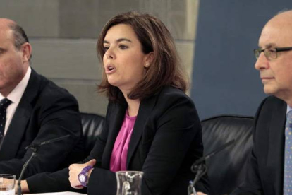 De Guindos, Sáenz de Santamaría y Montoro, en rueda de prensa tras el Consejo de Ministros.