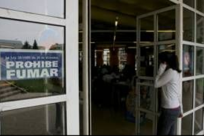 Un cartel en la cafetería de la Universidad de la ley que el Gobierno quiere que se cumpla